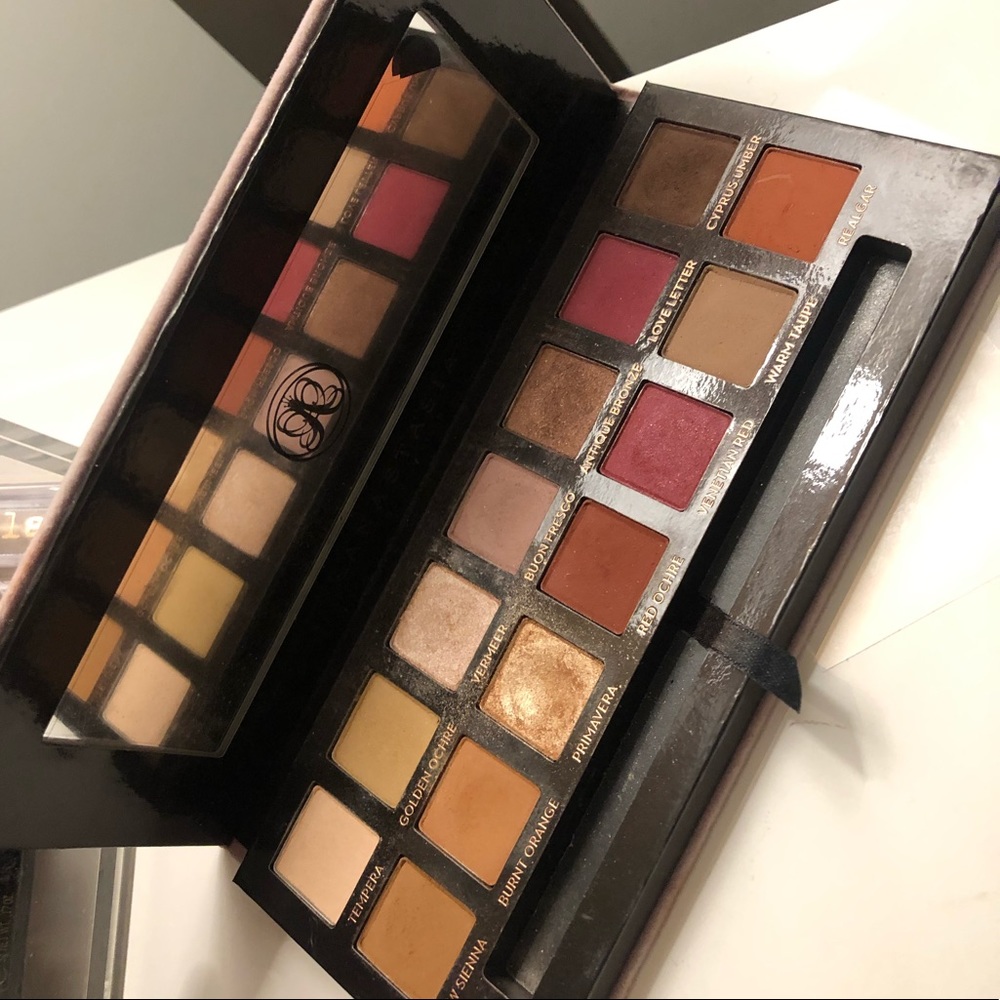 Eyeshadow plate